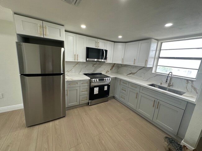 Building Photo - 465 Swallow Dr