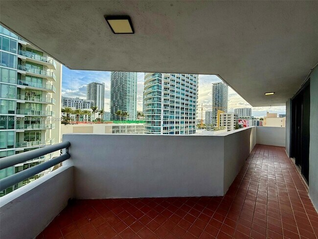 Building Photo - 555 NE 30th St