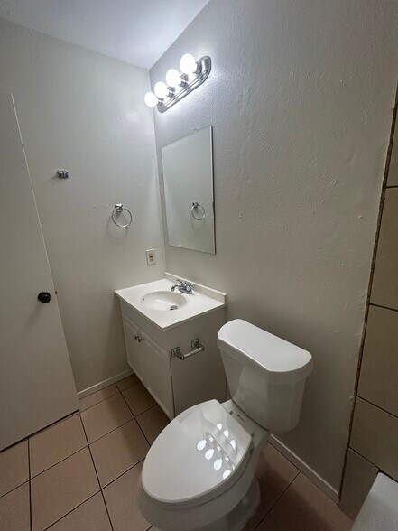 Building Photo - 404 Fox Dr