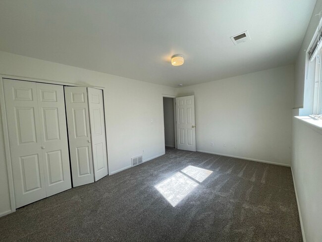 Building Photo - Charming 2 bedroom 1.5 bath in the heart o...