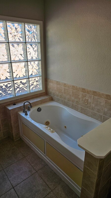 Building Photo - 711 S Roca St