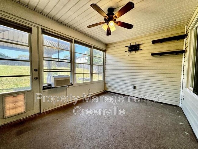 Building Photo - 603 Fairview Lake Way