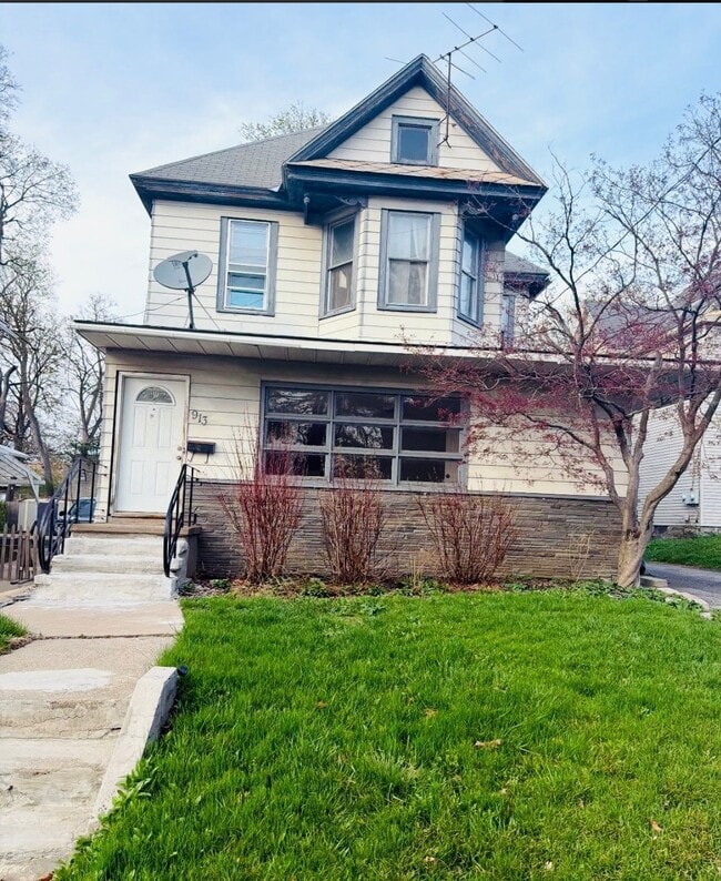 Building Photo - 913 Nott St