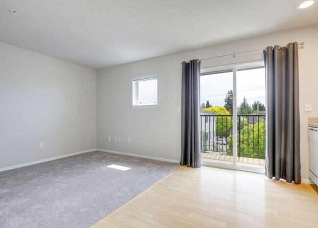 Building Photo - Top Floor Mini Studio, Tangletown-Greenlake