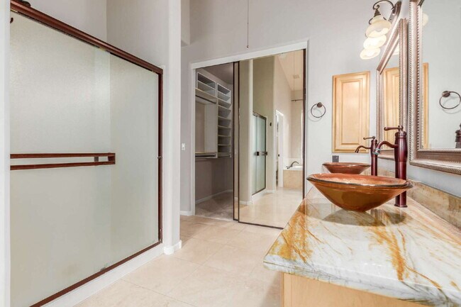 Building Photo - "Discover Your Dream Oasis: Spacious 4-Bedroom Retreat in Scottsdale's Paradise Drive!"