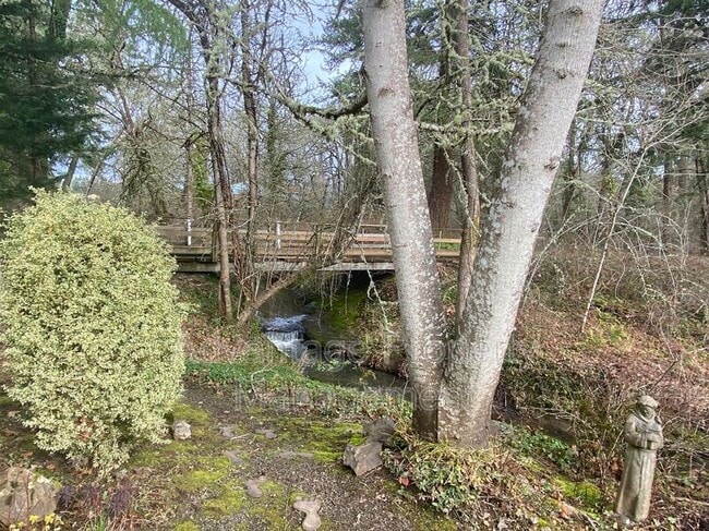 Building Photo - 1720 SW Brooklane Dr