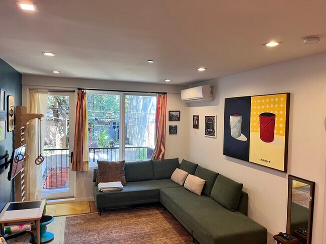 Building Photo - 311 Hart St