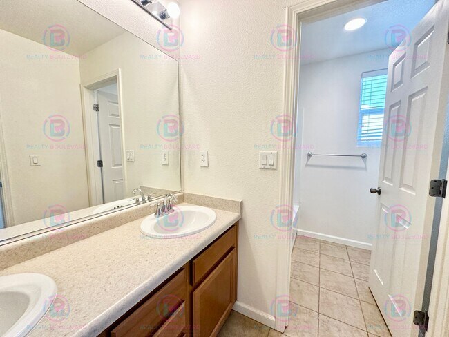 Building Photo - Spacious 4-Bedroom 3 Bath, 3 Car Garage Home with Loft, Living Room and Family Room Outdoor Kitch...