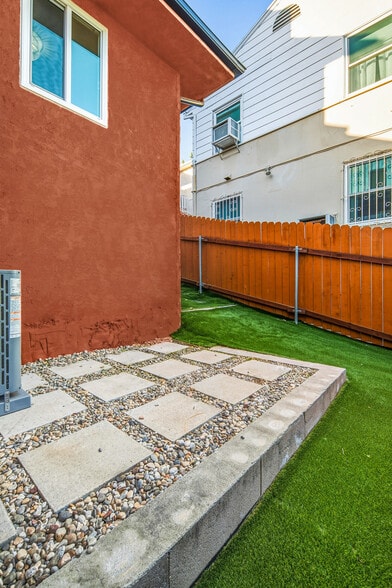 Building Photo - 1319 S Mansfield Ave