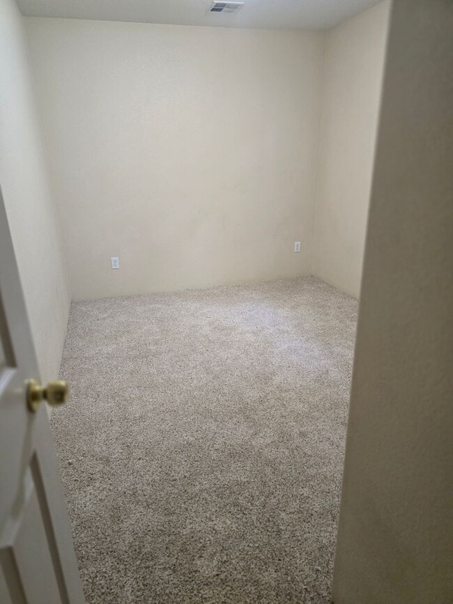 Building Photo - 3 bed 2 bath Home for Rent in Grants Pass