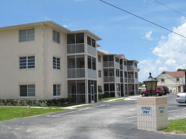 Building Photo - 200 The Esplanade N