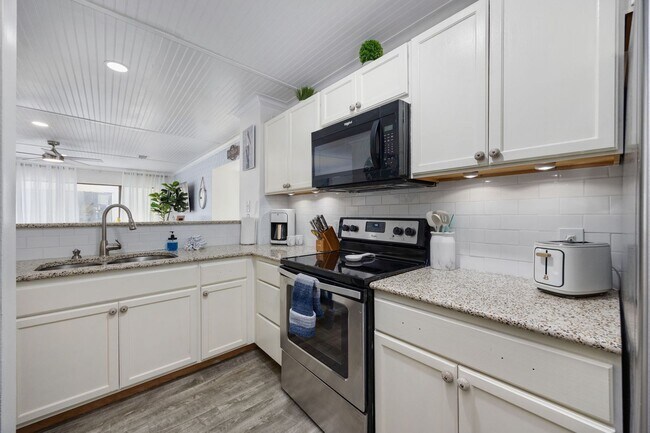 Building Photo - All Inclusive Seasonal Rental Available Oc...