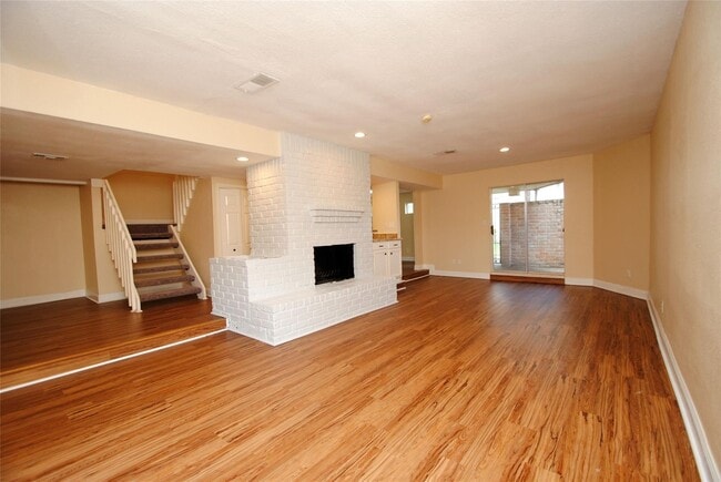 Building Photo - 738 Country Pl Dr