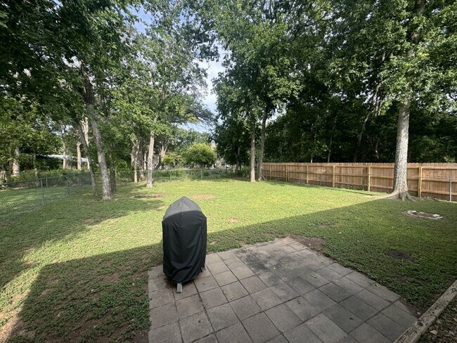 Building Photo - "Charming 2-Bedroom, 1-Bath in Horseshoe F...