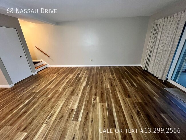 Building Photo - First Floor, 3 BR Condo in the Private Qua...