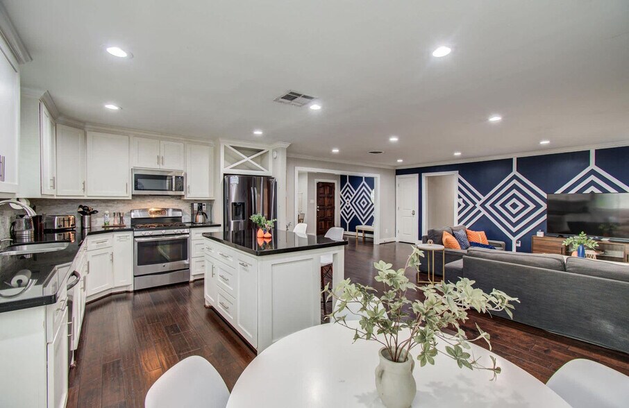 Primary Photo - 4749 Benning Dr