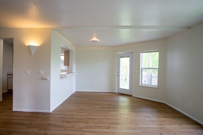 Building Photo - FREE RENT! Bright & Spacious 2-Bed/2 Bath ...