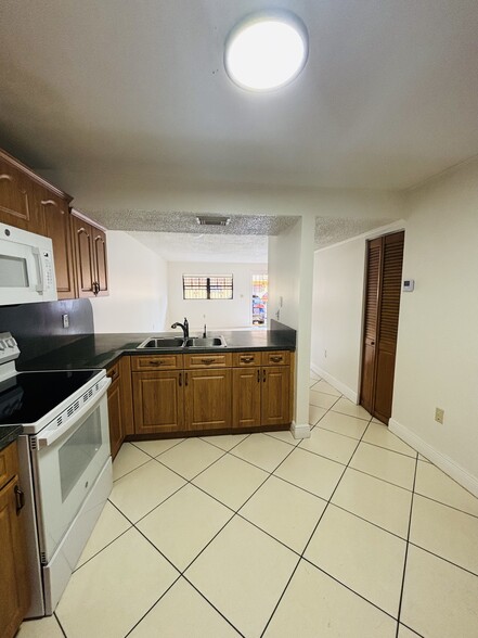 Kitchen - 1331 W 51st Pl