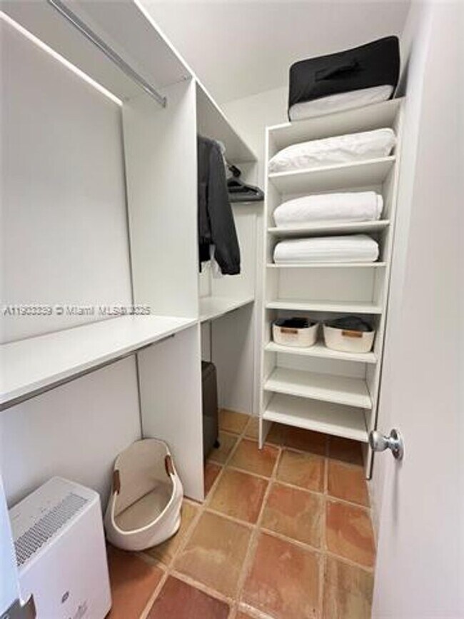 Building Photo - 4000 Island Blvd