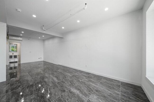 Building Photo - 256 Old River Rd