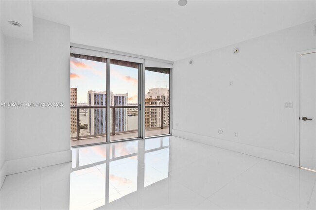 Building Photo - 495 Brickell Ave