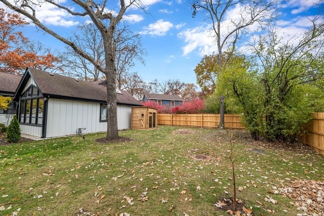 Building Photo - 15160 W Oak Spring Rd