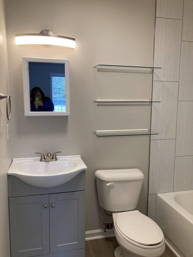 Building Photo - Newly Renovated 2 Bedroom Home!!