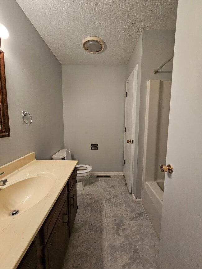 Building Photo - 2 bdrm off Mattis Ave