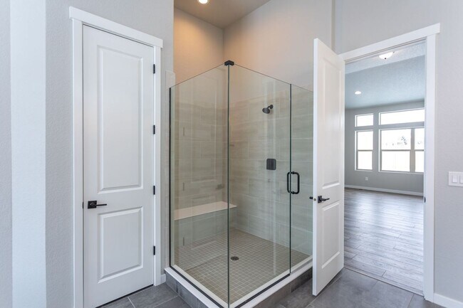 Building Photo - Exceptional 4-Bedroom Home with Dual Fireplaces, Main Level Master Suite, and Spacious Basement -...