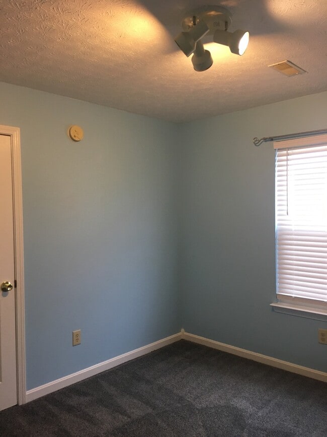 Building Photo - **New Paint**   **New Carpet**  Ready for YOU!!