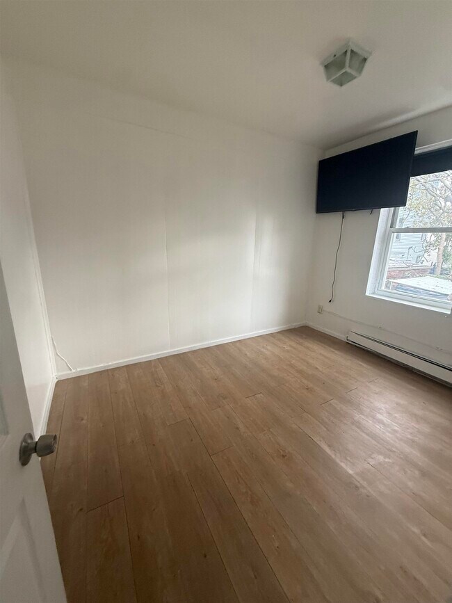 Building Photo - 1128 Summit Ave