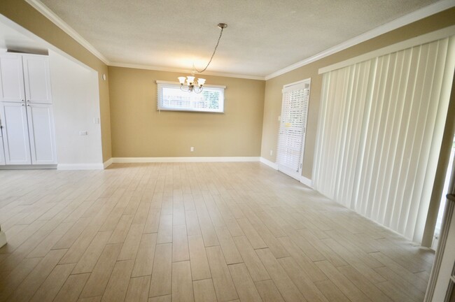 Building Photo - 3 Bedroom in Great Fullerton Neighborhood ...