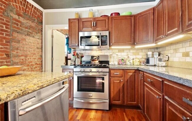 Building Photo - 1033 E 5th St