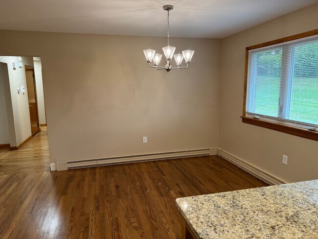 Building Photo - Stunning 3-bedroom, 3-bathroom single family home