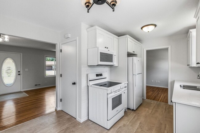 Building Photo - Freshly remodeled 4 Bed Rambler AV/Rosemou...