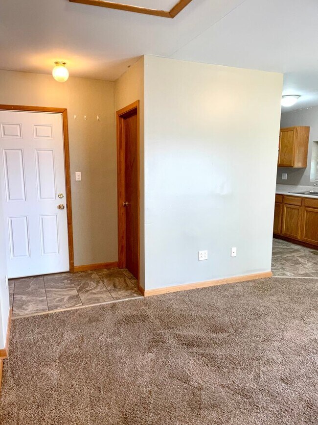 Building Photo - Spacious 3 bed/2 bath - walk to campus!