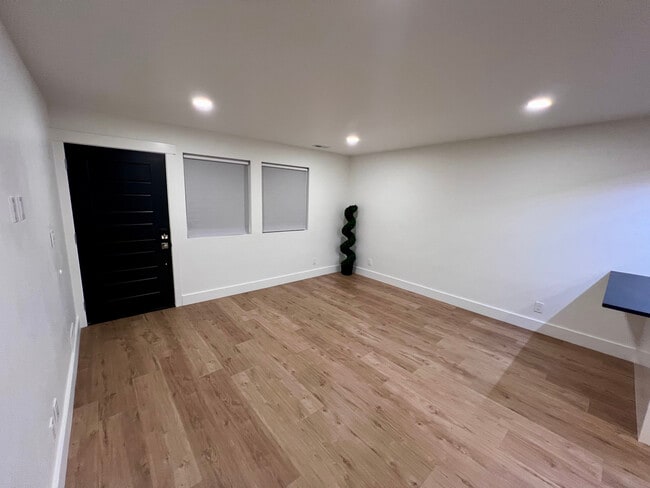 Building Photo - 214 W 7th St