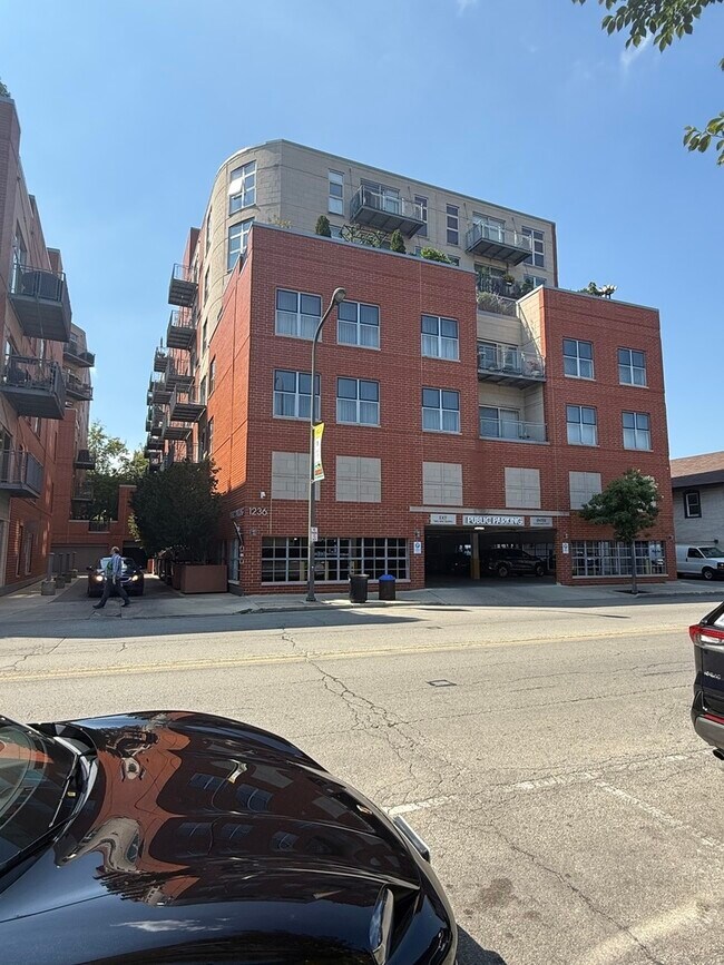 Primary Photo - 1236 Chicago Ave