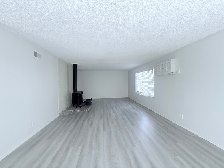 Building Photo - 10634 Holman Ave