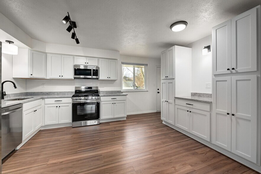 Building Photo - 2930 Northglen Dr