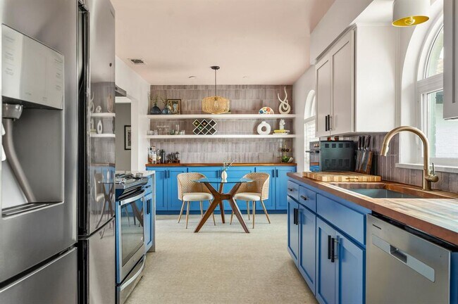 Building Photo - 9300 Meadow Vale