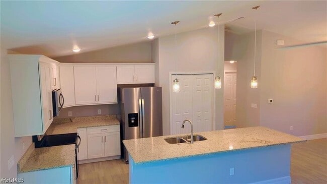 Building Photo - 842 Cervantes St E