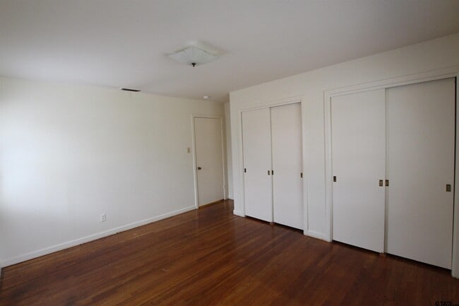 Building Photo - 2725 Tanglewood Dr