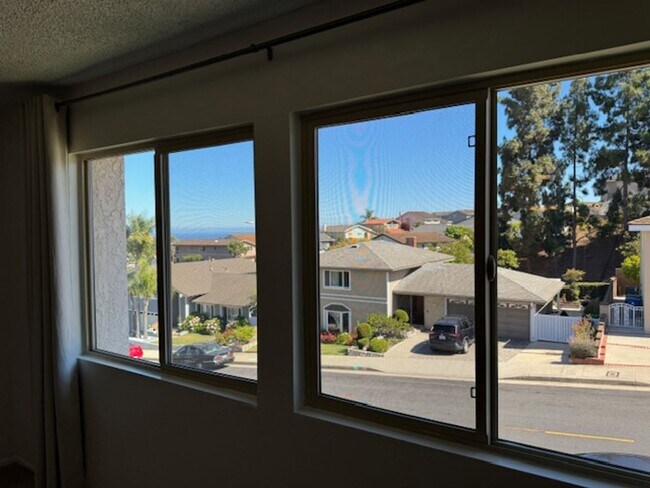 Building Photo - Newly Renovated 4 Bedroom 3 Bath Home with...