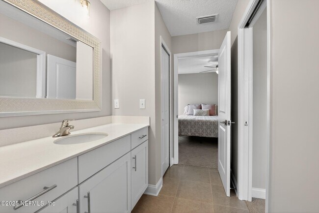 Building Photo - 244 Daydream Ave