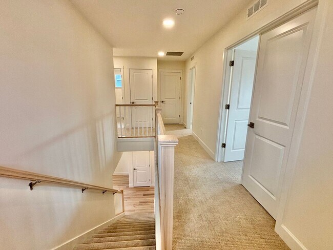 Building Photo - Gorgeous Ridgefield Home w/ full guest sui...