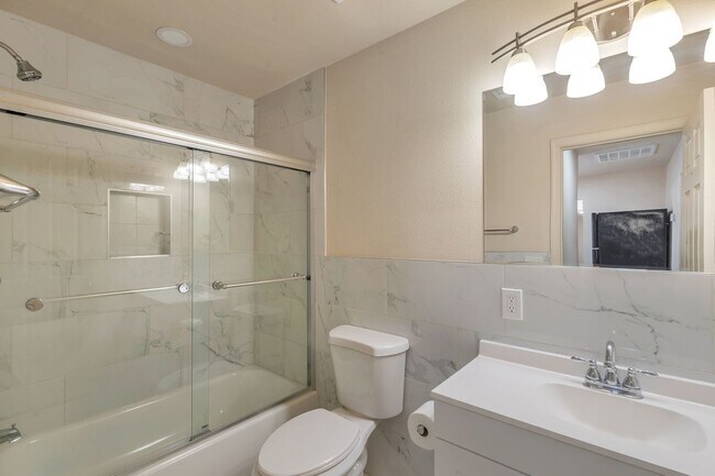 Building Photo - Spacious 6-Bedroom, 4-Bath Pool Home Near ASU Campus