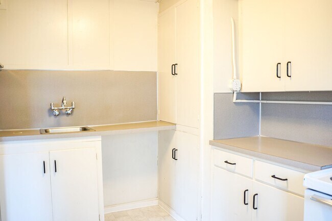 Building Photo - NE Studio w/ Lots of Great Built-in Storage