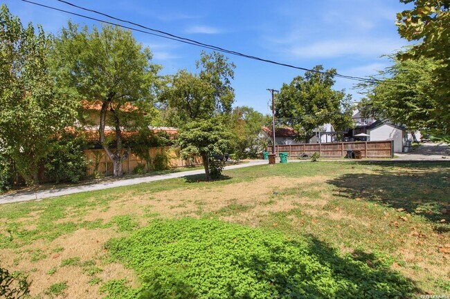 Building Photo - 207 Canyon Dr