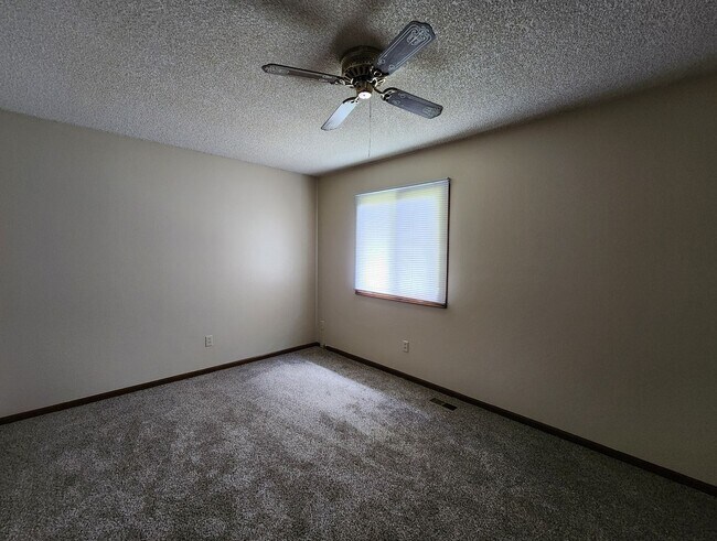 Building Photo - Beautiful 4 Bedroom Home on Cul Du Sac Wit...